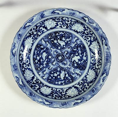 Plato con decoración azul y blanca, 1325-55 de Chinese School